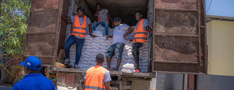 ВПП раздает продовольствие жителям пострадавшего от бандитизма района Сите-Солей в столице Гаити Порт-о-Пренсе.